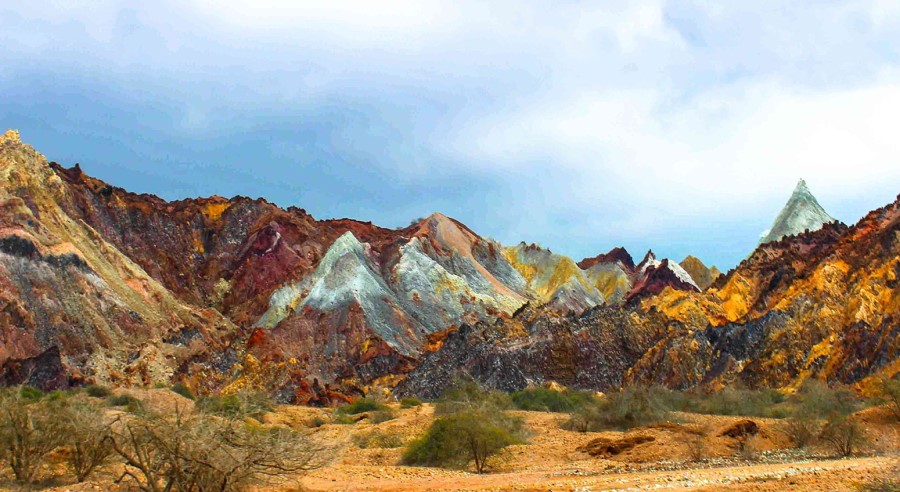 عکس دره رنگین کمان هرمز